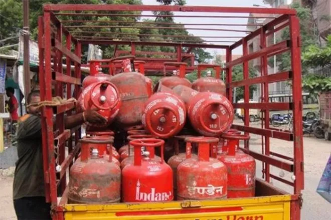 LPG Gas Cylinder New Prices Update, cooking gas cylinder, cooking gas prices, your kitchen budget increases, indian oil, oil companies, रसोई गैस सिलिंडर, किचन का बजट और बढ़ गया