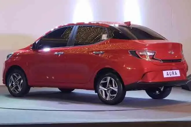 Hyundai Aura unveiled in india, to compete with maruti suzuki dzire, Honda Amaze, Volkswagen Ameo and Tata Tigor, know engine, specifications, and features details