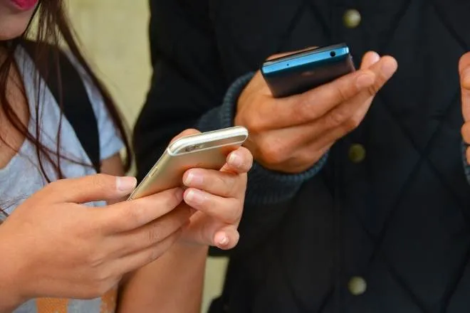 smartphone users alert! mobile data tariff rates may hike by 7-8 times as AGR hit vodafone Idea demands for same