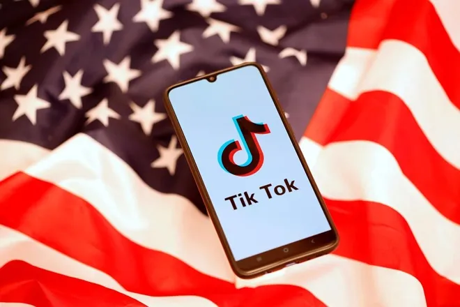 American President donald Trump signs executive orders banning TikTok, Wechat