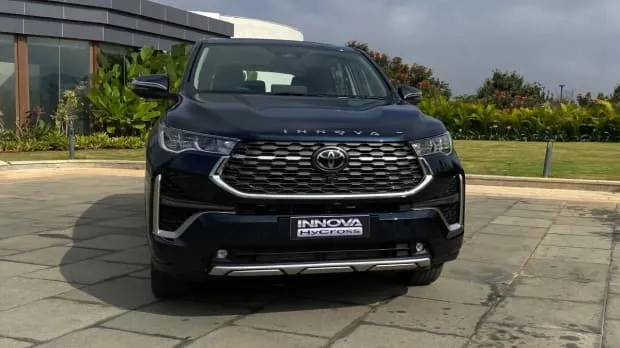  Toyota-Innova-HyCross