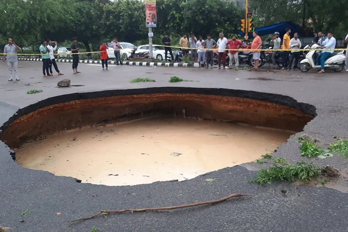 Massive road cave-in at Rohini sector 24