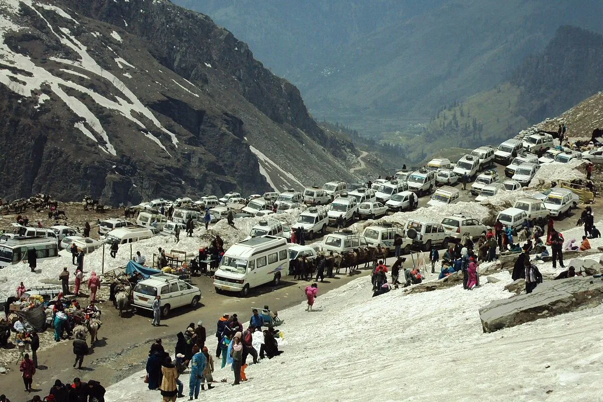 Tourist Vehicles at Rohtang Pass,Himachal Pradesh