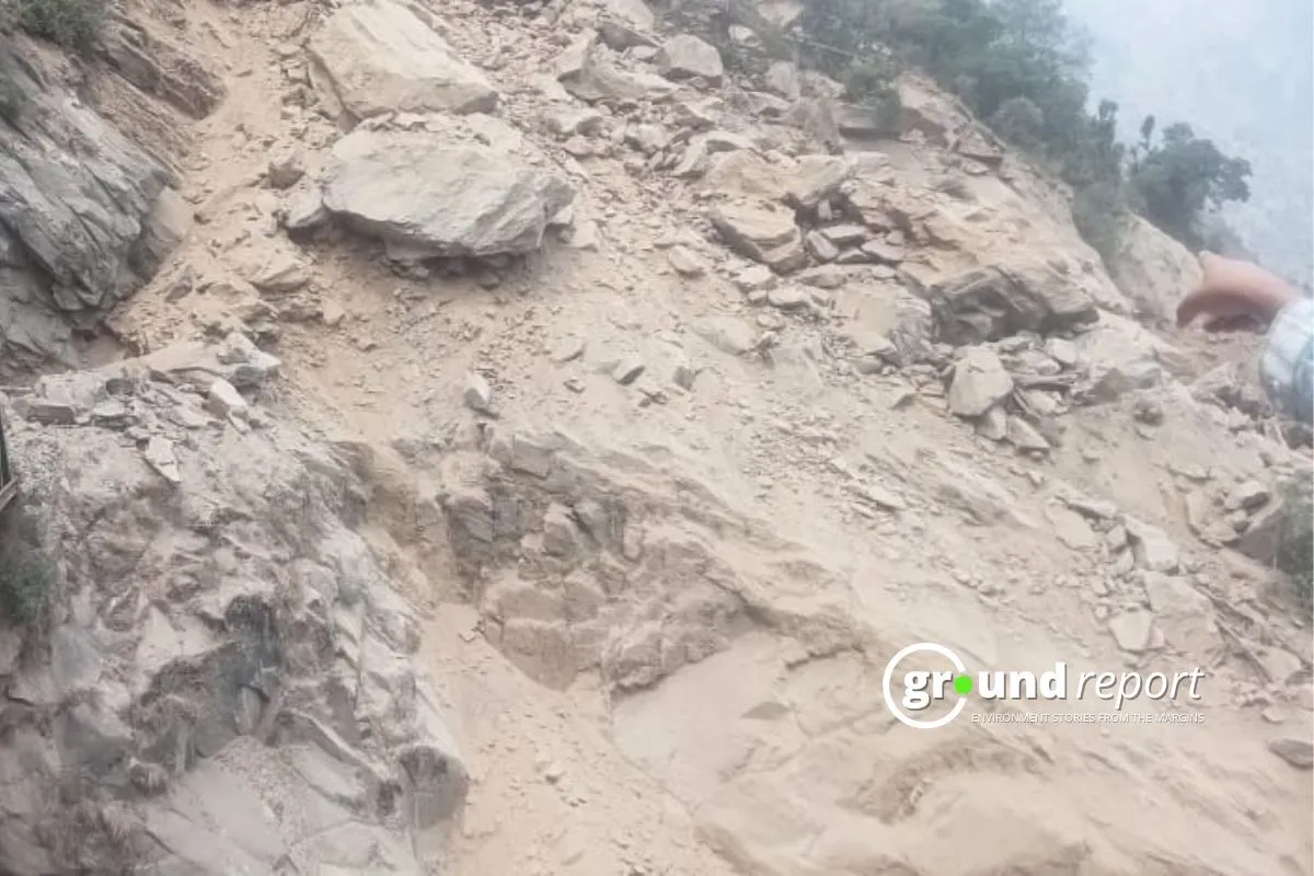 Web Thumb (3)A huge landslide has blocked a major road in Jammu and Kashmir's Kishtwar district, causing local problems.