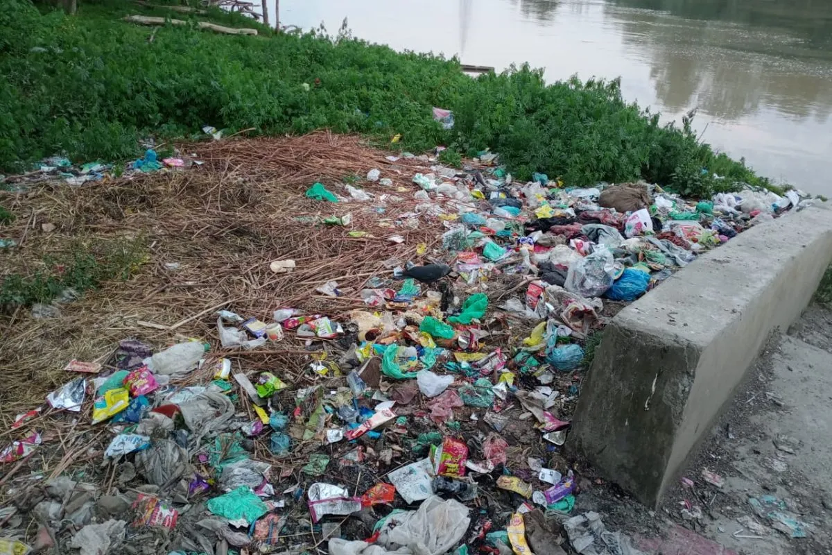 Waste and garbage dumped indiscriminately along the Sindh River's