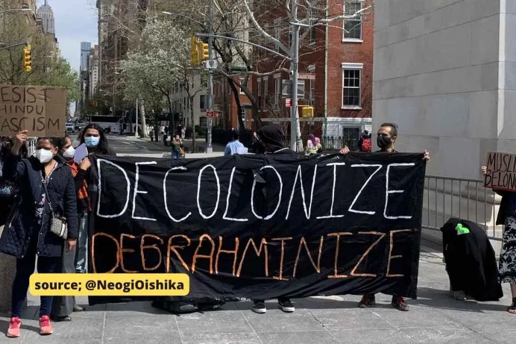 Washington Square in New York and started protesting against the increasing atrocities on Muslims in India. 