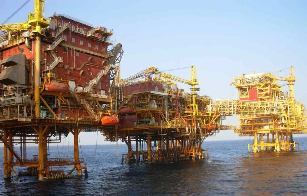ONGC Oil and Gas Processing Platform, Bombay High, South Field<br />
Undersea pipelines carry oil and gas to Uran, near Mumbai, some 120 NM away