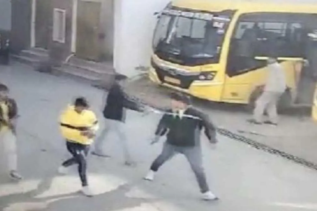 Gangsters outside Raju's House in Sikar