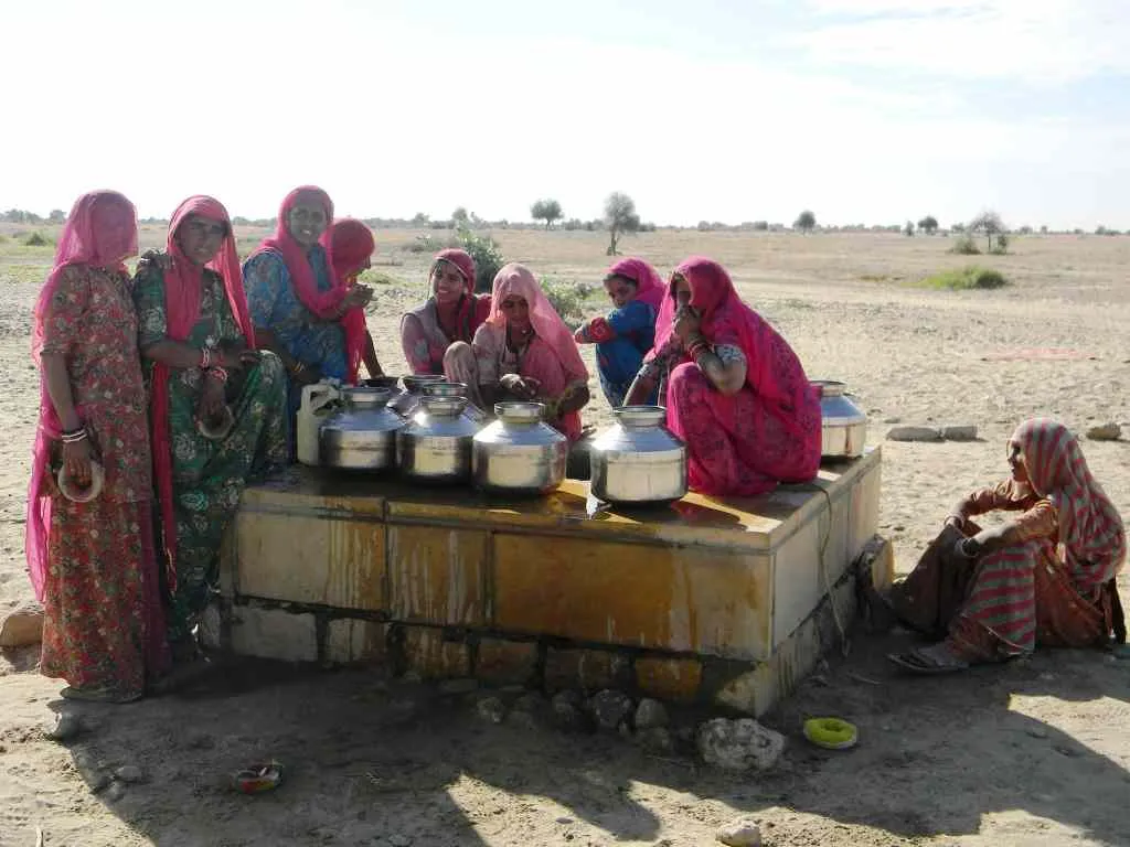 Drawing water from beris (wells that collect percolated rain water) 