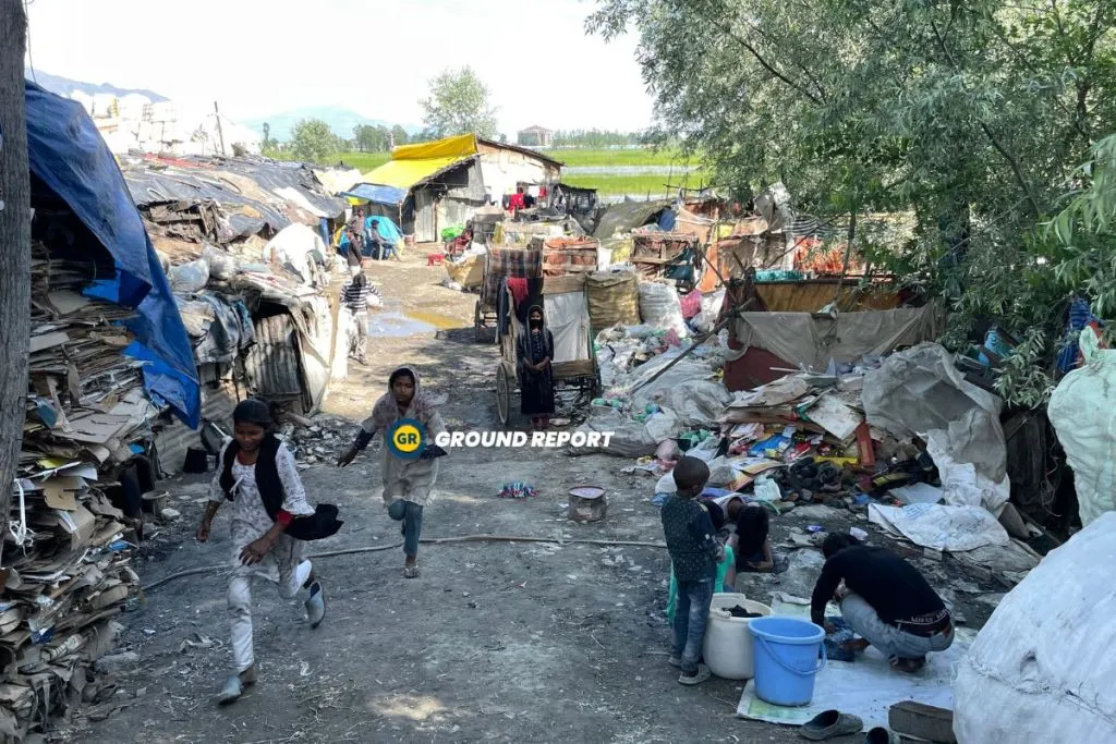 Slum colony in the HMT area of north Srinagar, where rag pickers live. Photo Credit: Seerat Bashir/Ground Report<br />
