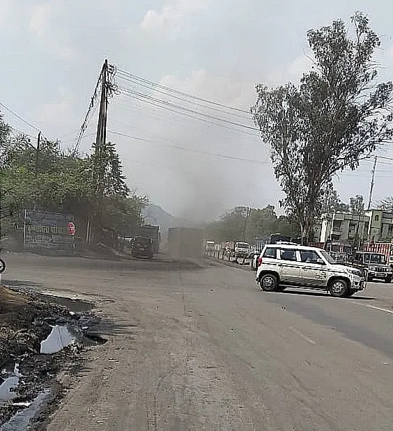 Bina NCL Project, entrance gate. The area is highly polluted by coal dust.