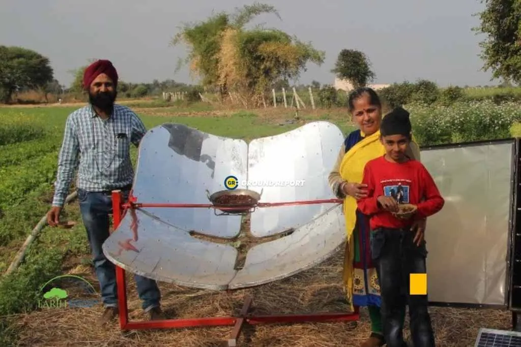 Rajendra Singh cooking food on Prince model of solar concentrator,  Village Asrawad Buzurg | Photo: Rajeev Tyagi<br />

