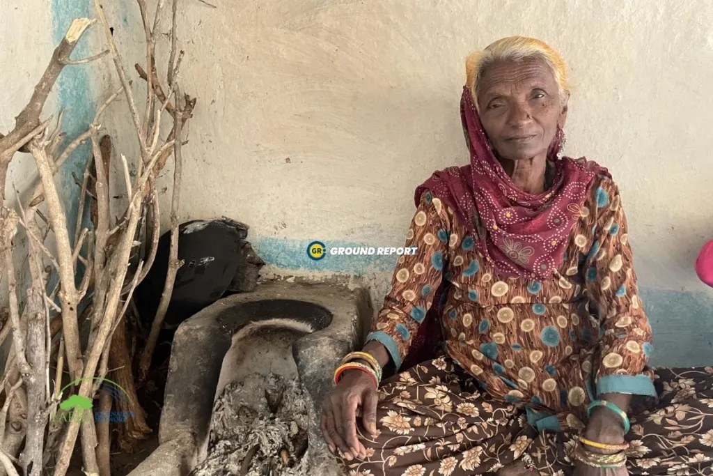 Rukhsana resident of Bugliwali village can’t see properly, cooking on Chulha is difficult for her many times her hands get burned | Photo Rajeev Tyagi