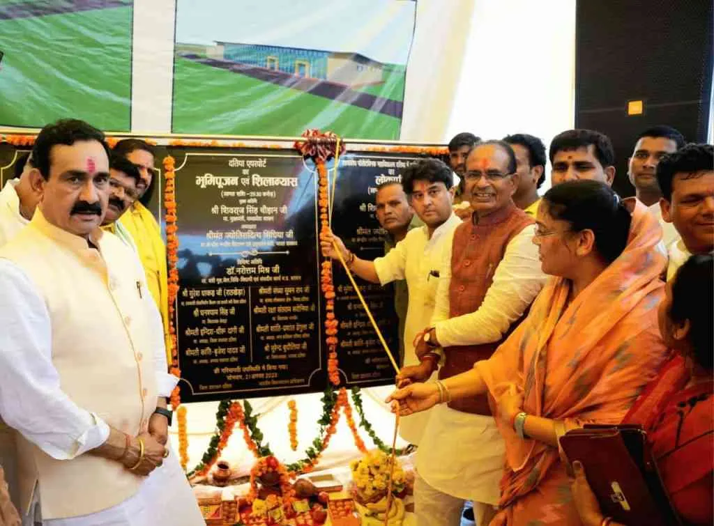 CM Chouhan and Union Civil Aviation Minister Jyotiraditya Scindia also laid the foundation stone of Datia Airport.