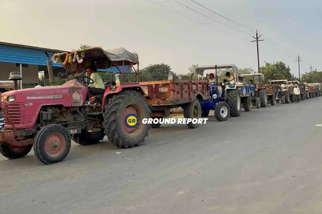 Long line of tractor trolleys in Sehore produce market