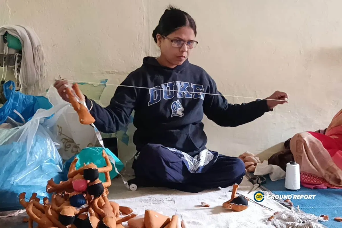 Self-independent Mukta occupied in making the famous Jhabua dolls