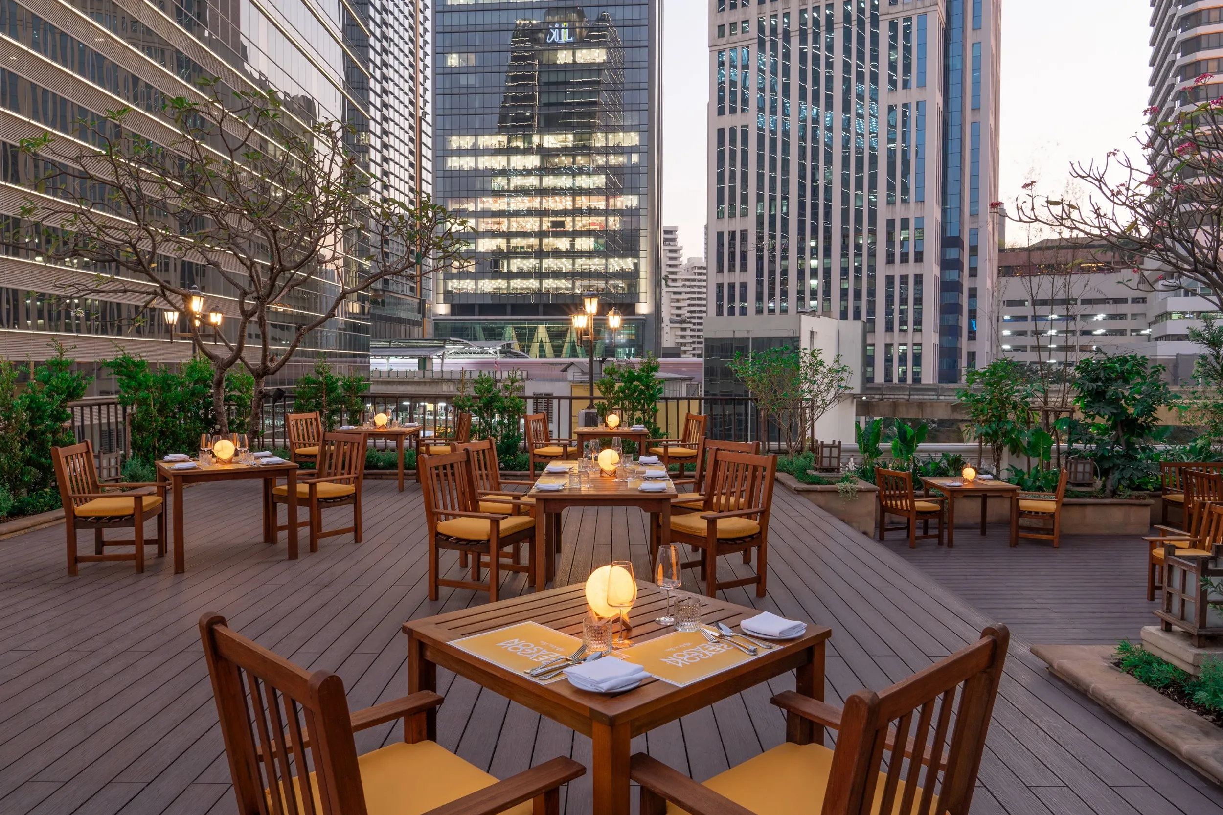 558008 NH Bangkok Sukhumvit Boulevard Hotel Pool Bar 321b6b original 1729146870