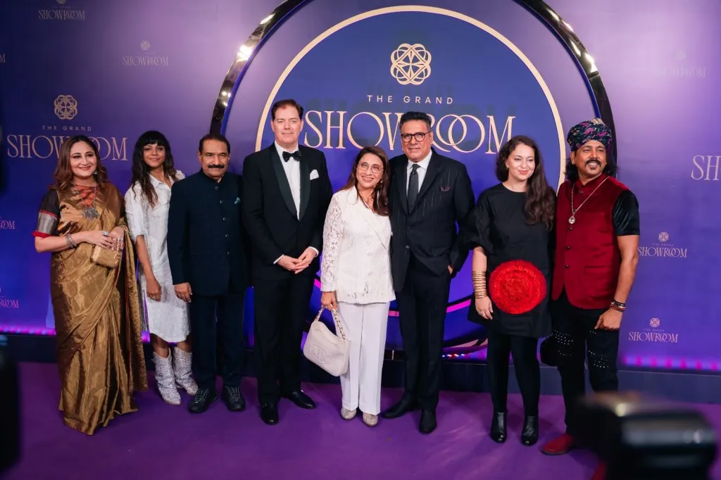 Sabbas Joseph Robert Dallimore Zenobia  Boman Irani Mame Khan
