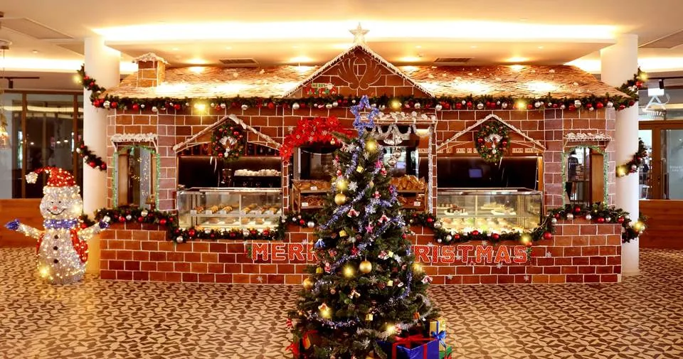 Resort’s Team Builds Giant Gingerbread House in Cam Ranh