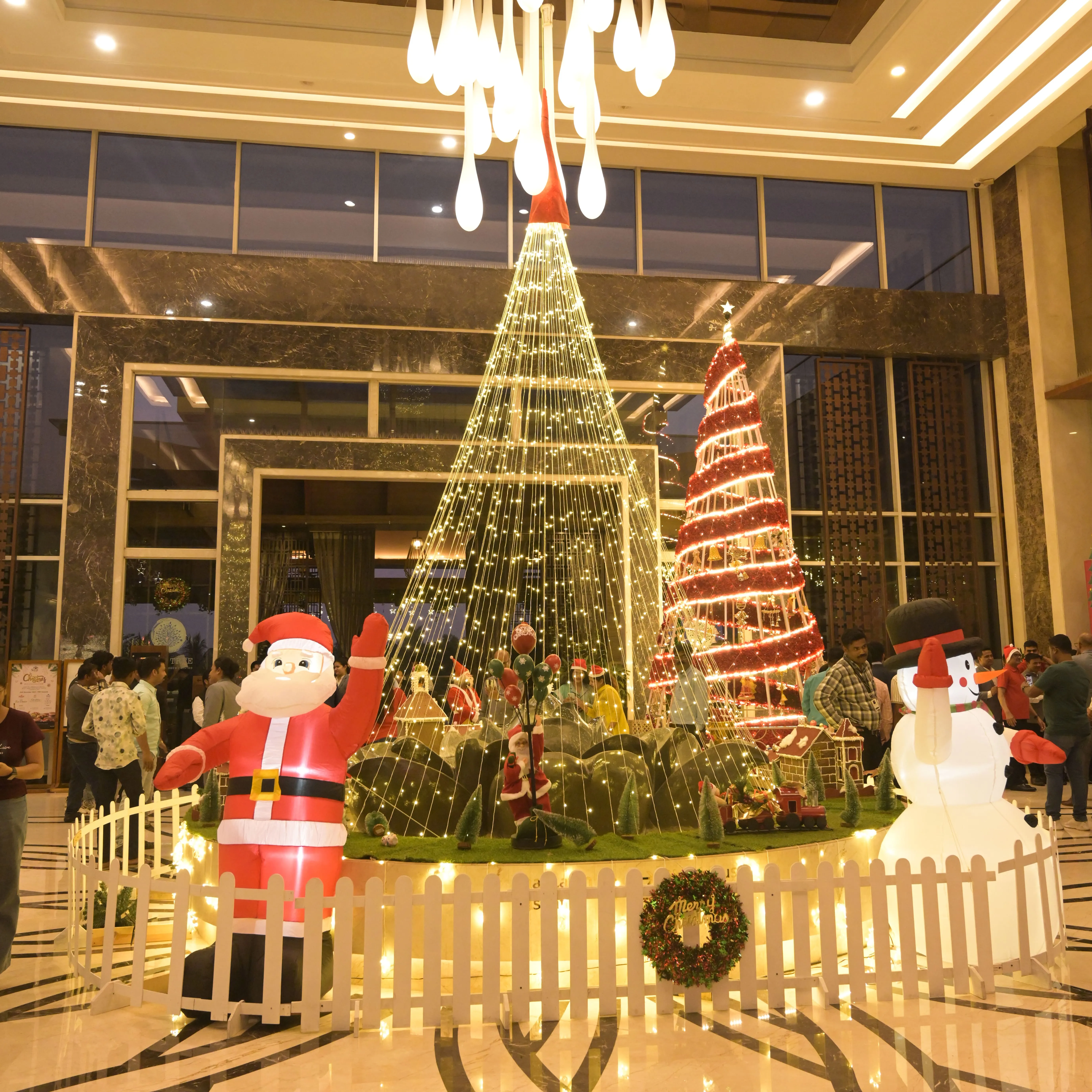 Sayaji Kolhapur Lights up the Festive Season with an Enchanting Tree Celebration (1)