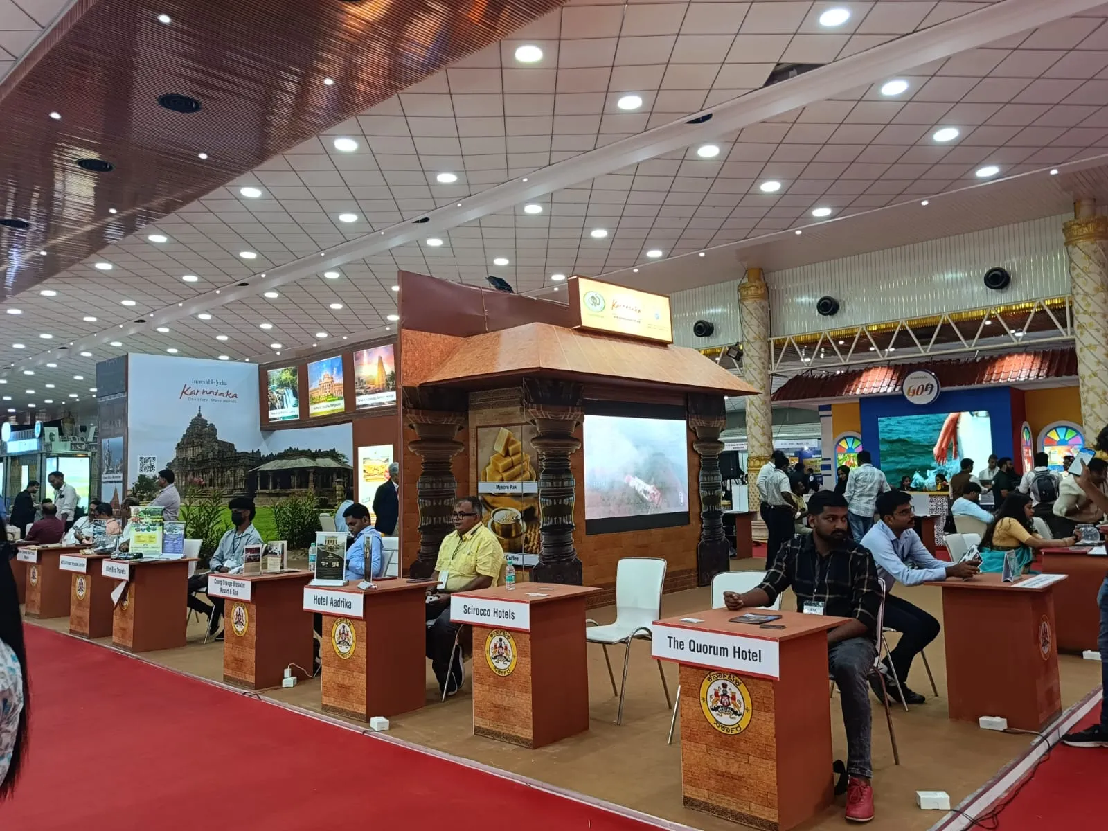 Karnataka Tourisms stand being honored with the Best Decoration Award at TTF Bengaluru 2025 3