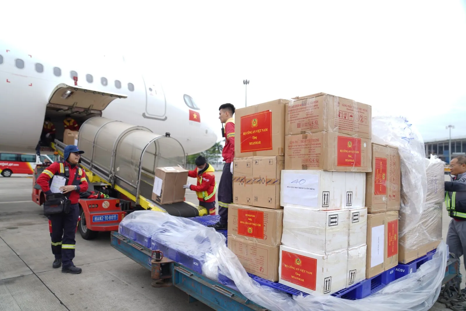 Vietjet operates two relief flights transporting Vietnamese rescue teams to Myanmar 3