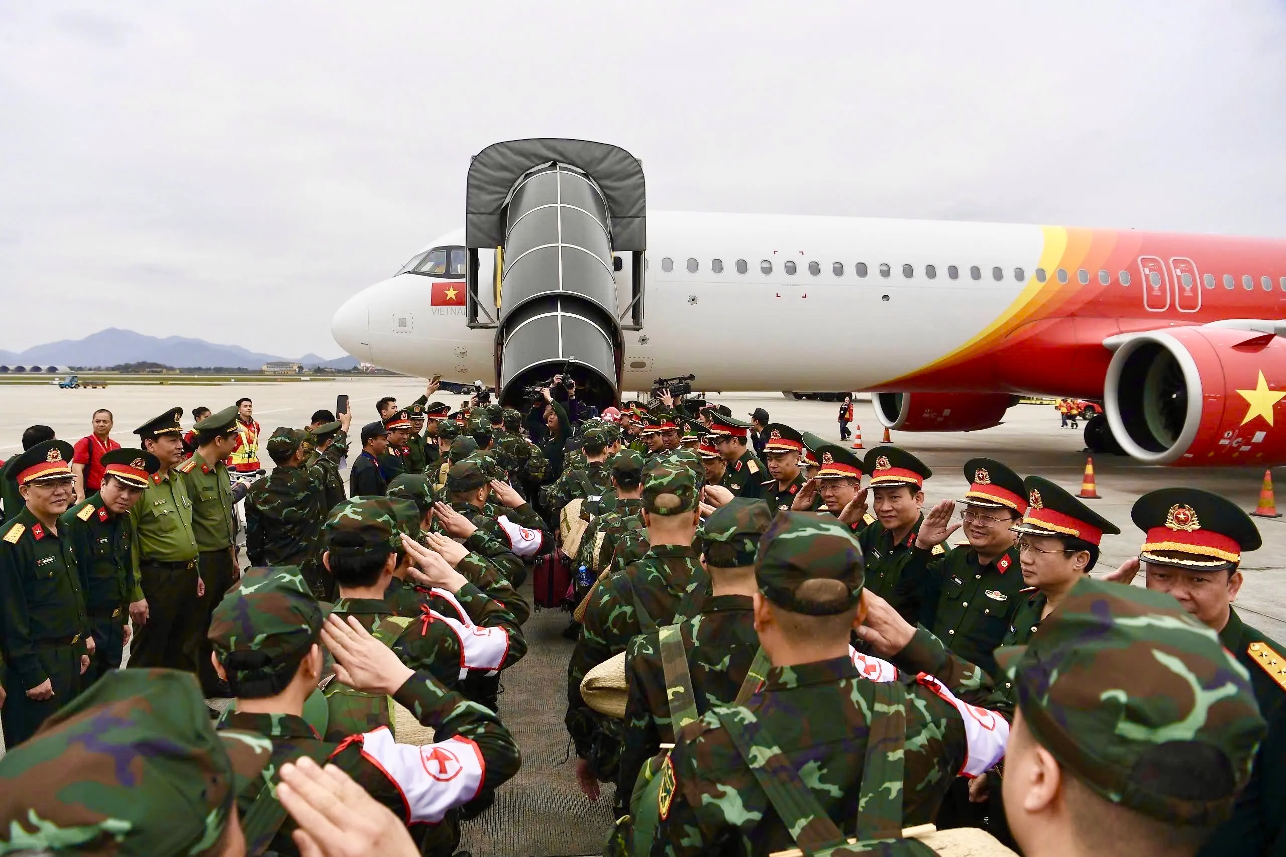 Vietjet operates two relief flights transporting Vietnamese rescue teams to Myanmar 4