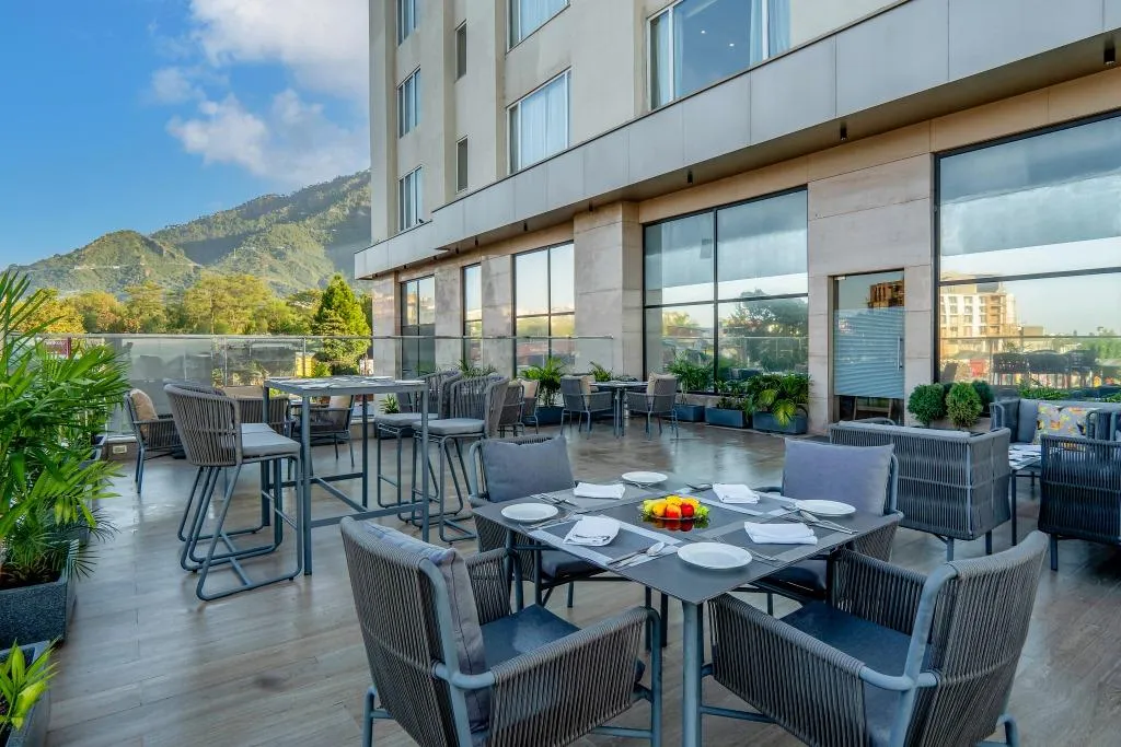 Alfresco overlooking mountains