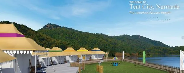 The Statue of Unity complex has several attractions such as the museum, audio-visual gallery, sound and light show, exhibition centre, valley of flowers, etc. Two lifts that go up to the viewing gallery at the statue’s chest level yield an awe-inspiring panoramic view of the statue site.