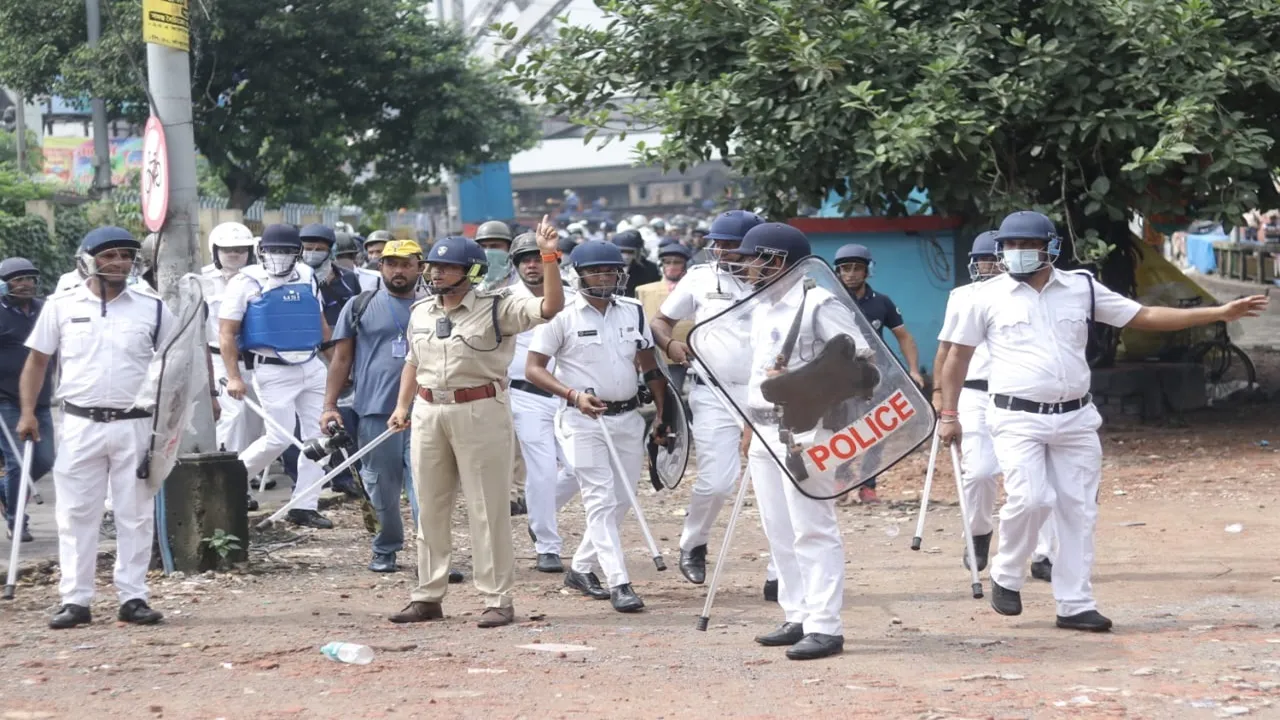 Despite large settlement, police had to face a lot of trouble to stop the chaos in Nabanna abhijan, নবান্ন অভিযান, পশ্চিমবঙ্গ ছাত্র সমাজ, পুলিশ