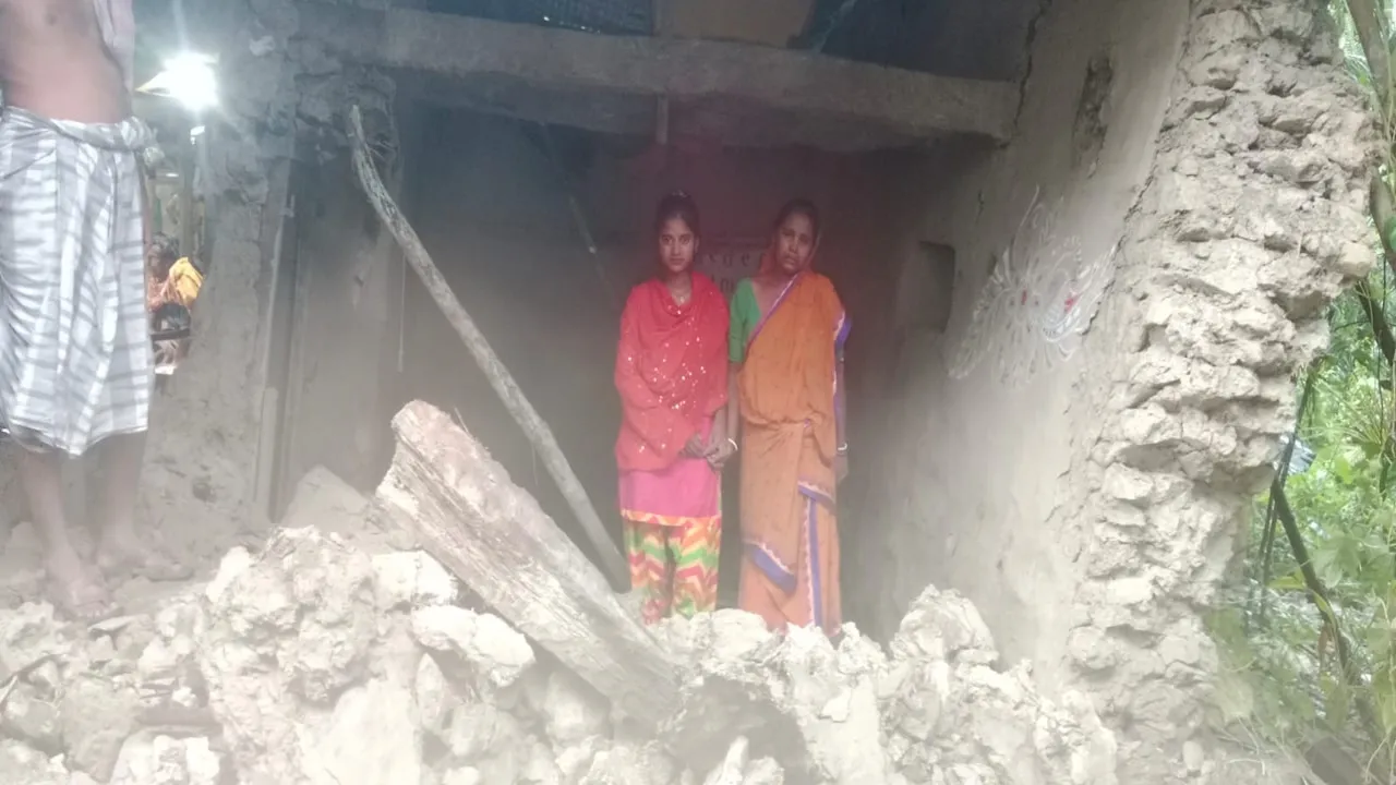 dana cyclone live, cyclone tracker dana, dana update cyclone,sundarban,house collapse,ঘূর্ণিঝড় দানা, সুন্দরবন