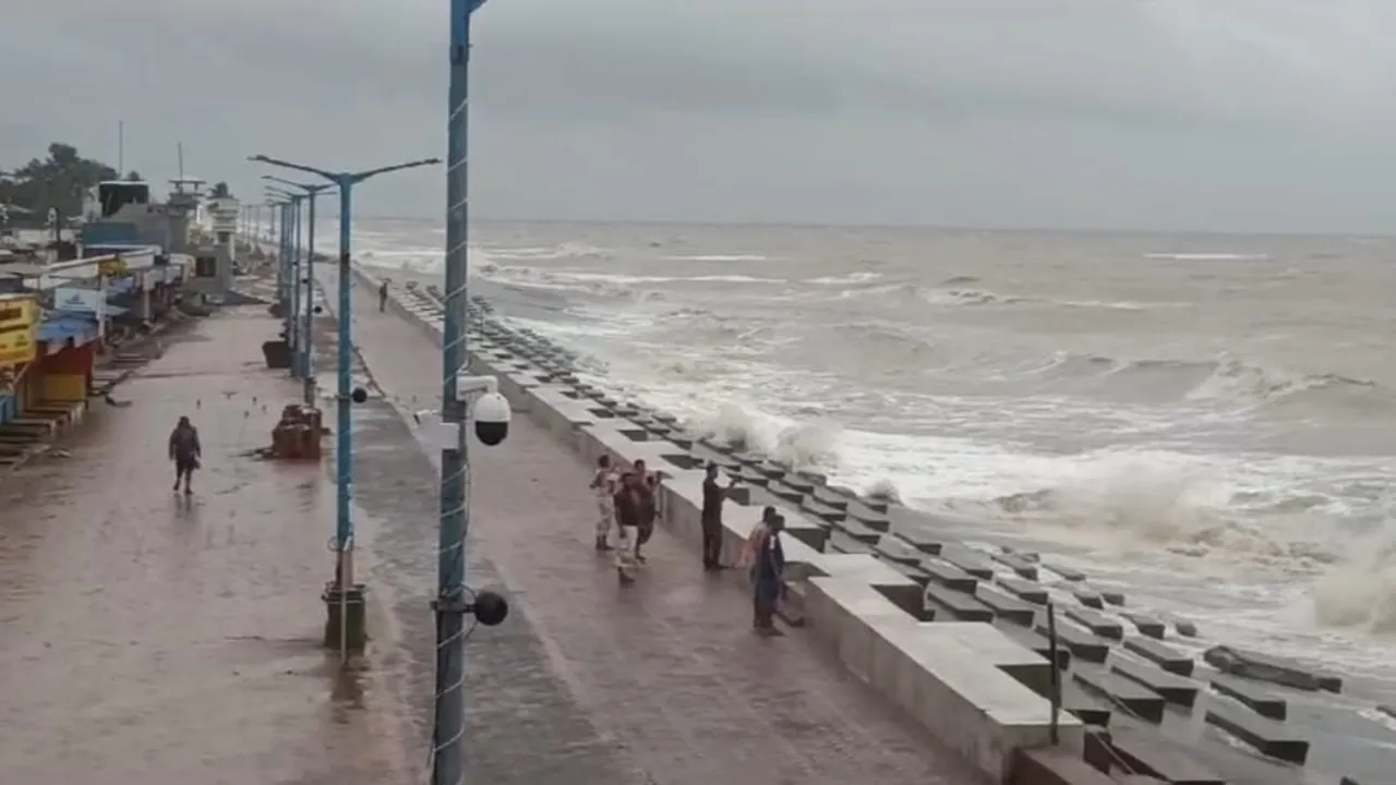 Cyclone Dana, Digha, Tourists, ঘূর্মিঝড় দানা, দিঘা, পর্যটক