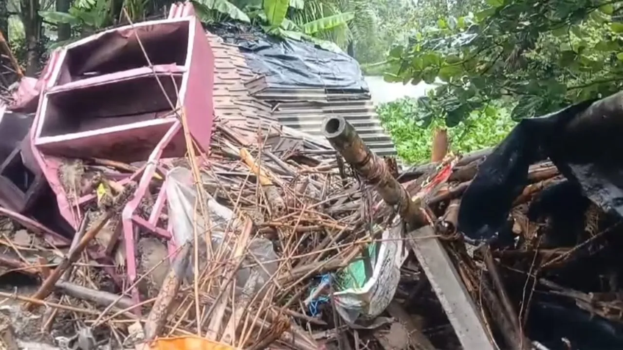 Cyclone Dana, House Collapse,South 24 Parganas, ঘূর্ণিঝড় দানা, বাড়ি ভাঙল, দক্ষিণ ২৪ পরগনা