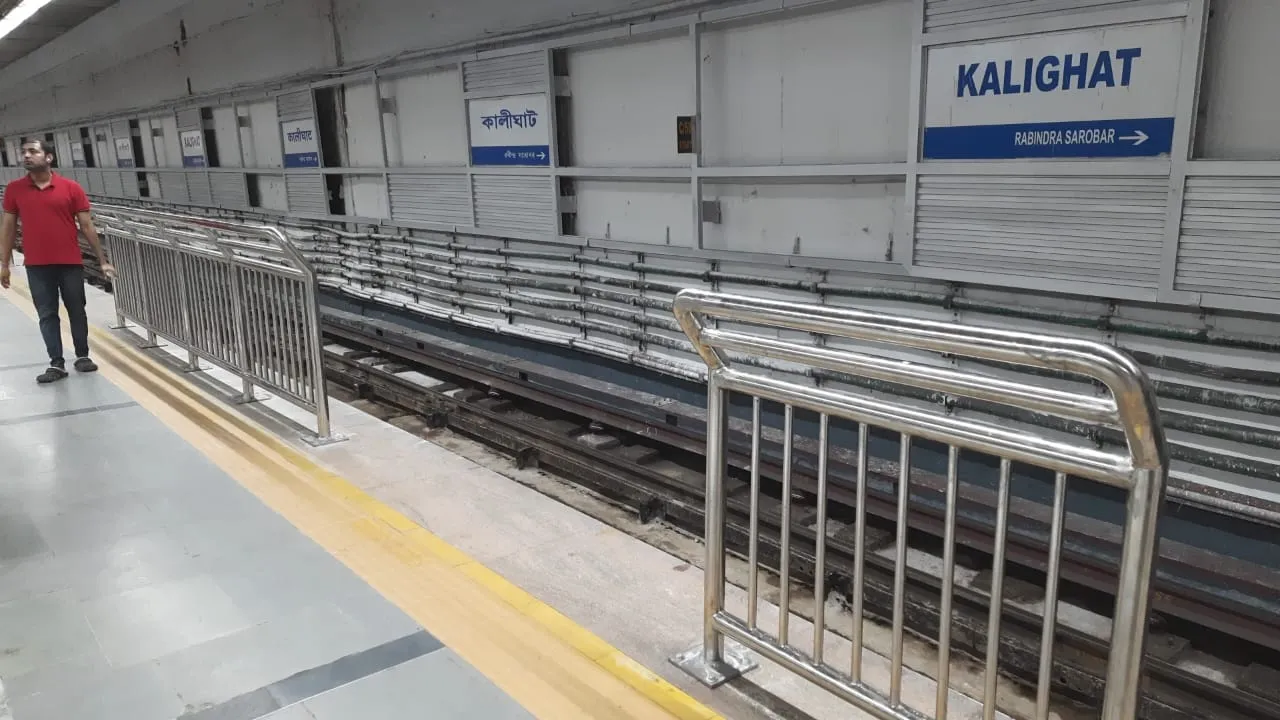 guardrails installed at kalighat metro station,guardrails,kolkata metro,কালীঘাট মেট্রো,কলকাতা মেট্রো,মেট্রো,গার্ডরেল