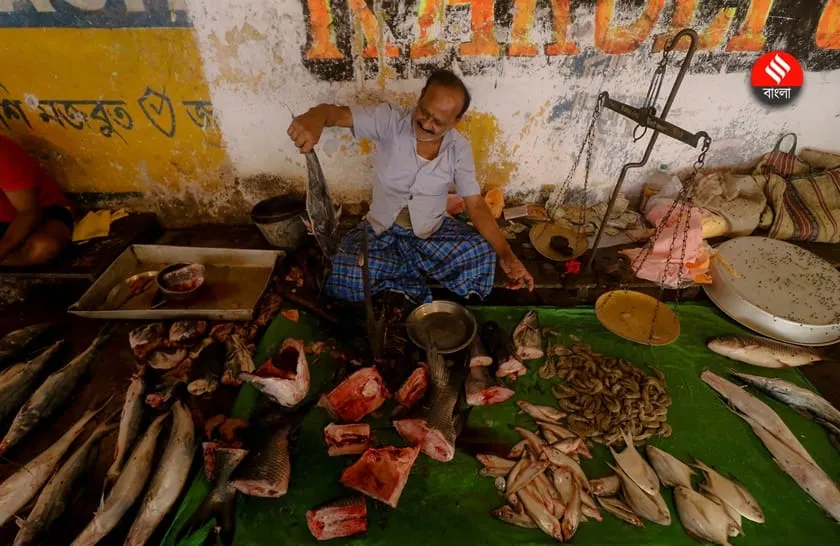 Unique Story apart from running a fish business Bishwanath Karu of Kolkata runs a school