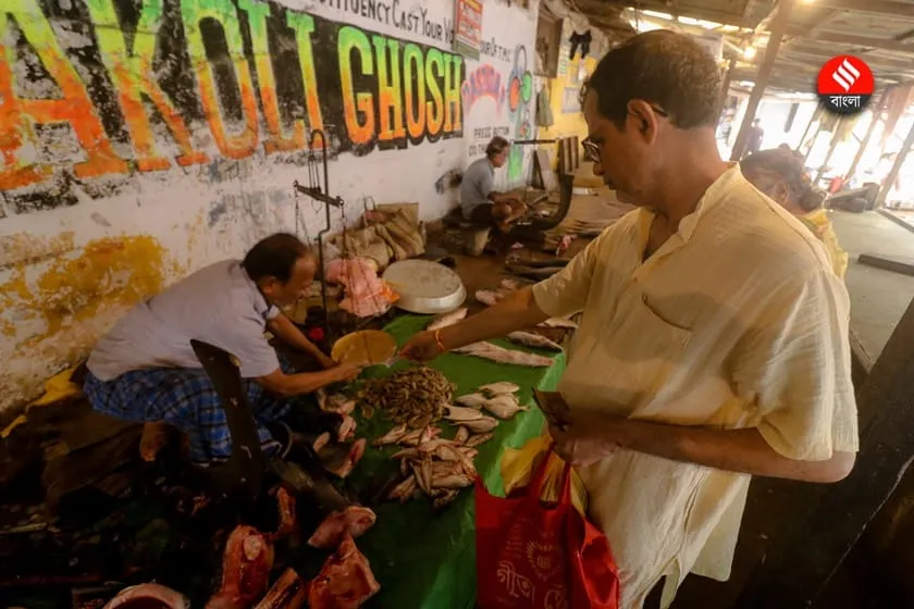 Unique Story apart from running a fish business Bishwanath Karu of Kolkata runs a school
