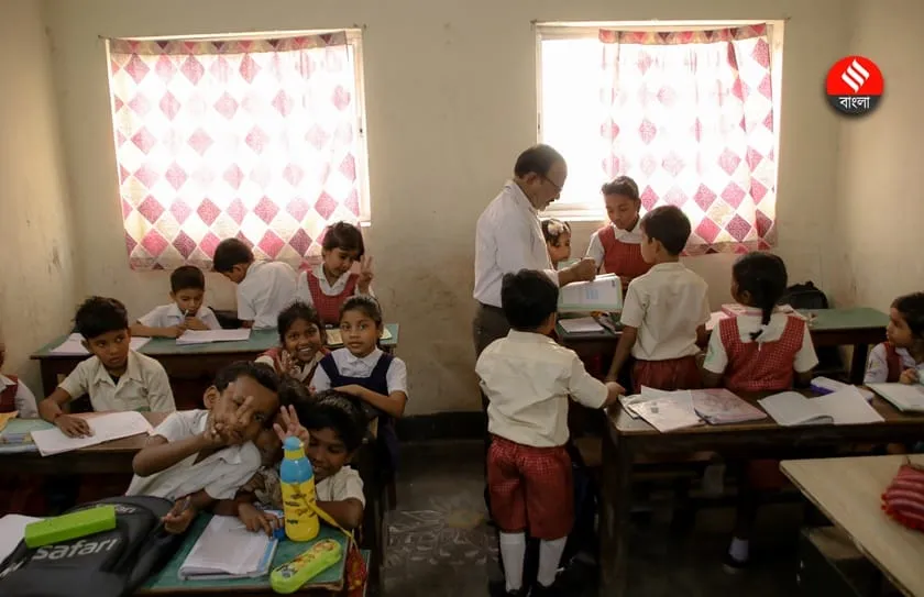 Unique Story apart from running a fish business Bishwanath Karu of Kolkata runs a school