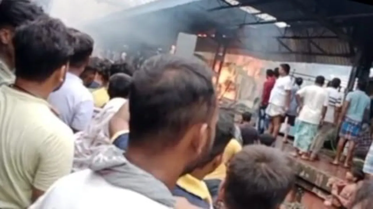 Fire at Ghutiari Sharif of Sealdah South section Canning Line, ঘুটিয়ারি শরিফ, আগুন