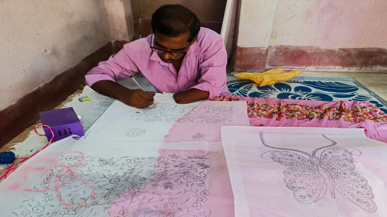 Saiful Islam of Barasat is doing embroidery work with one hand, বারাসত, এমব্রয়ডারি