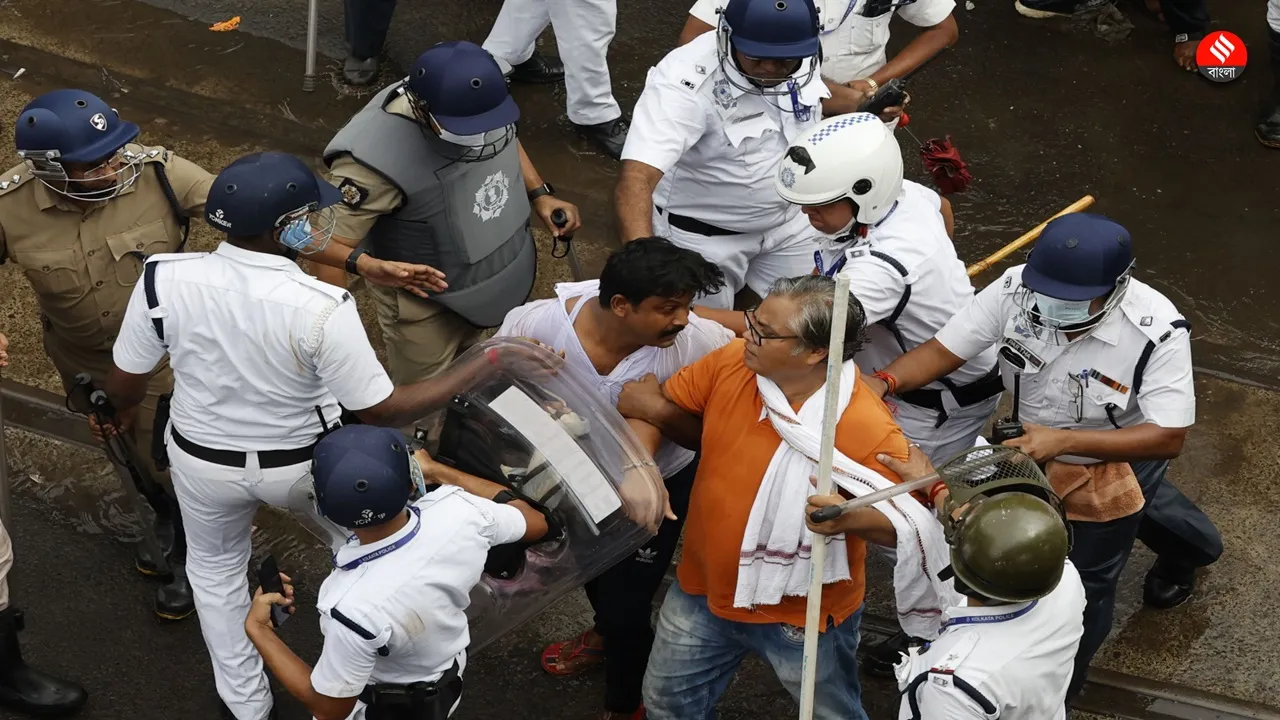 Despite large settlement, police had to face a lot of trouble to stop the chaos in Nabanna abhijan, নবান্ন অভিযান, পশ্চিমবঙ্গ ছাত্র সমাজ, পুলিশ