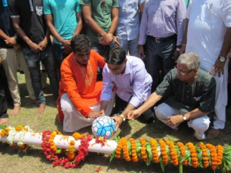 বার পুজোয় মগ্ন সত্যজিৎ চট্টোপাধ্য়ায় (ছবি সৌজন্য -মোহনবাগান ক্লাব ওয়েবসাইট)