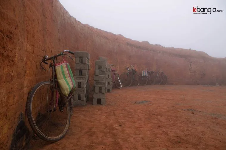 brick feild, ইটভাটা, bengal brick feild, শ্রমিক, brick kiln, ইট, bengal brick kiln, brick kiln labour, basirhat brick labour, labour, indian express, ie bangla,বসিরহাট