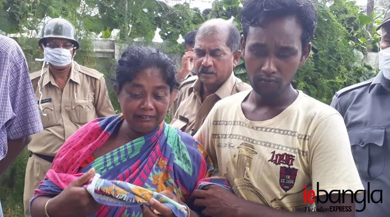 kakdwip trawler fisherman prasenjit's body identified by family (Photo feroz ahmed)