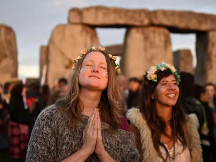 street library636021894429742455-APTOPIX-Britain-Summer-Solstice-lorelei.cretu-arizonarepublic.com-7