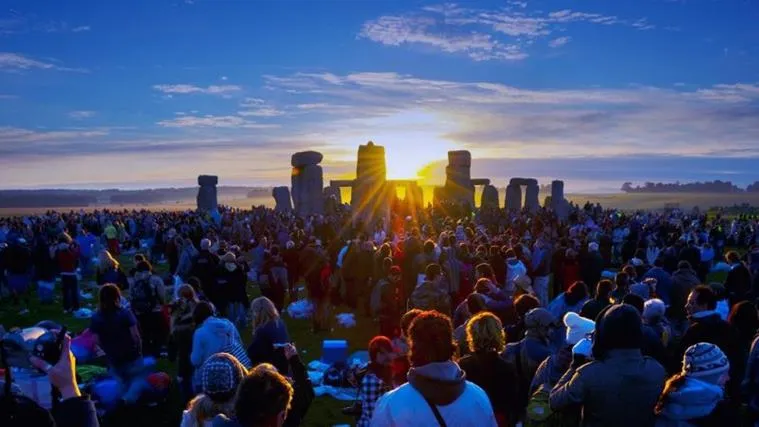 street librarysummer-solstice-sunrise-at-the-stonehenge-e1466179913316
