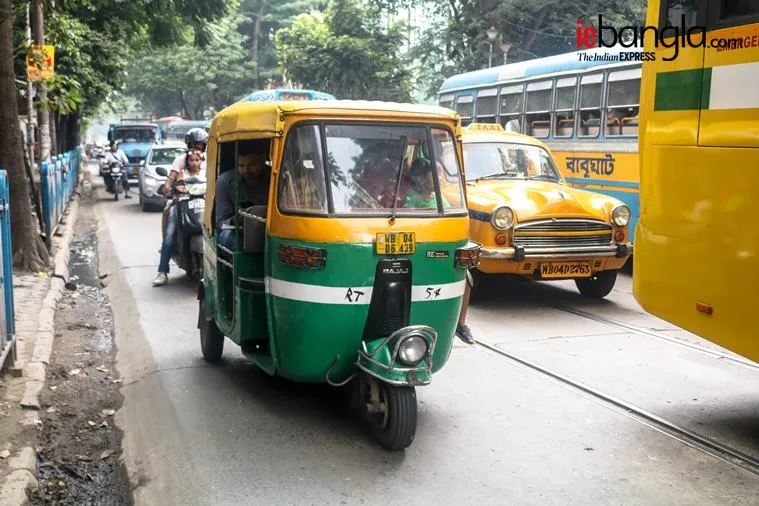 kolkata Auto Driver carrying extra passengers his beside Express Photo ShashiCrime-4671-004