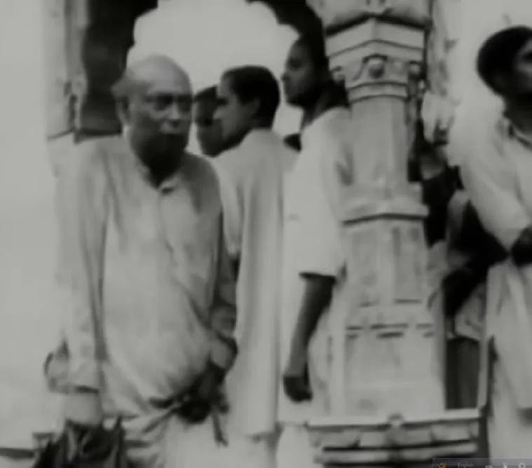curzon park, Kolkata, Park, Dharmatala, Movie, Parashpathar, satyajit ray, Bengali, ভাষা উদ্যান, পরশপাথর, কলকাতা, সত্যজিৎ রায়, বাংলা সিনেমা, মেট্রো রেল 