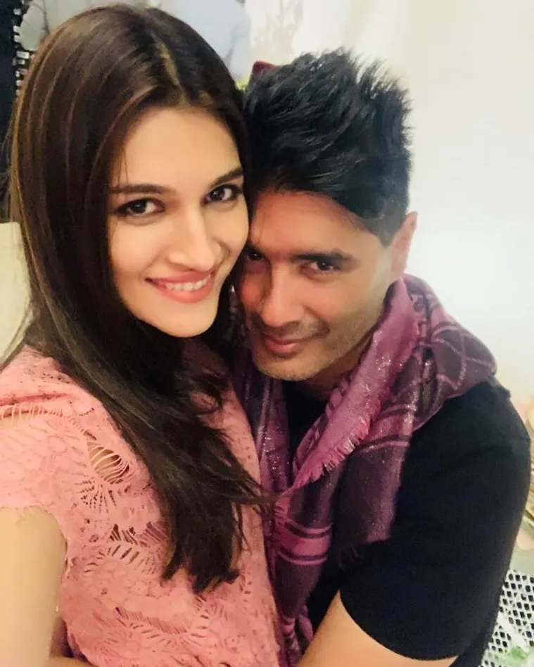 Kriti Sanon posted this selfie with the host Manish Malhotra and wrote, "Thankkk you @manishmalhotra05 for a fab fab night in ur not-so-simple house! ???????? you are the best host ever! ❤️???? loveee you!" (Photo: Kriti Sanon/Instagram)