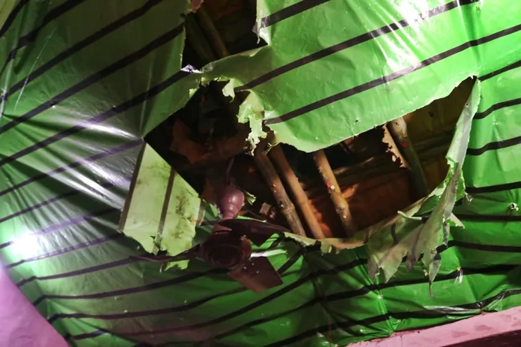 বোমাবাজিতে ভেঙ্গে যায় বাড়ির ছাদ, গুরুতর আহত একজন। এক্সপ্রেস ফোটো- শশী ঘোষ