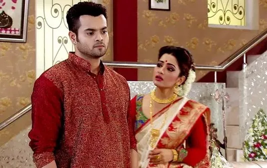 Joy Mukherjee and Sudipta Banerjee in Chokher Tara Tui